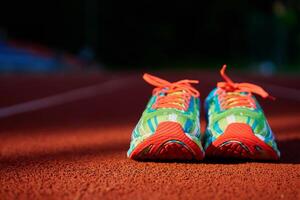 corrida sapatos em estádio acompanhar. esporte conceito foto