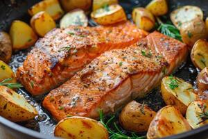 grelhado salmão e batatas dentro uma fritar frigideira. foto