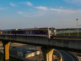 nonthaburi-tailândia abril 16, 2024 a elétrico céu trem senhor roxa linha passes através central portão oeste departamento loja a maior compras praça dentro a tarde às estrondo sim, nonthaburi tailândia. foto