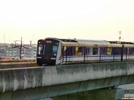 nonthaburi-tailândia abril 16, 2024 a elétrico céu trem senhor roxa linha passes através central portão oeste departamento loja a maior compras praça dentro a tarde às estrondo sim, nonthaburi tailândia. foto