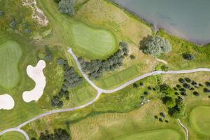 panorama dentro uma golfe curso a aéreo Visão do uma verde campo, lago, grama, e grama. foto