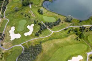 panorama dentro golfe curso e água dentro lago ou beira do lago dentro aéreo visualizar. Projeto para golfistas para jogar jogos, Esportes, e ao ar livre lazer Atividades. foto