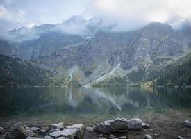 morskie oko lago olho do mar nas montanhas tatra na polônia. foto