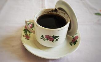 uma copo do café dentro a manhã foto