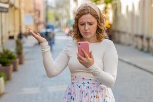 jovem mulher usar Smartphone perde mau notícia fortuna perda falhou falhou vírus ladrao fraude dentro cidade rua foto