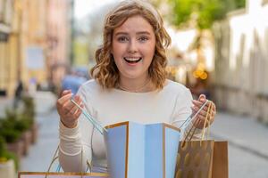 feliz jovem mulher viciado em compras consumidor depois de compras venda com cheio bolsas caminhando dentro cidade Cidade rua foto