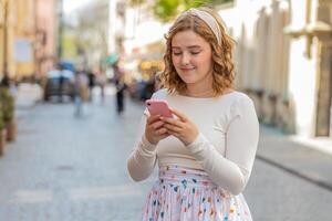 jovem mulher usando Smartphone digitando texto mensagens olhando para uma caminho em mapa dentro Móvel navegador aplicativo foto