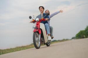 alegre casal em motocicleta aventura foto