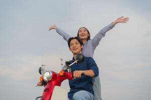 alegre casal em motocicleta aventura foto