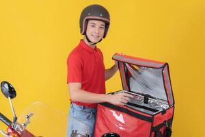 Entrega homem preparando ordem Próximo para motocicleta foto