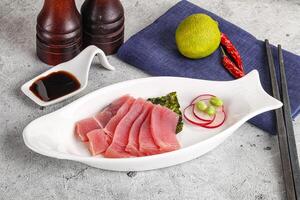 japonês cozinha - fatiado atum sashimi foto