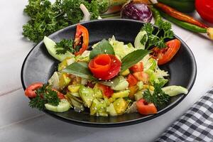 vegetariano verde abacate salada com manjericão foto