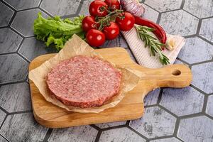 cru carne cru hamburguer costeleta foto