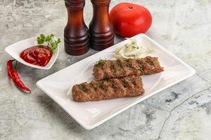 Kebab com carne servido cebola foto