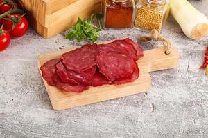 defumado carne carne - pastrami fatias foto