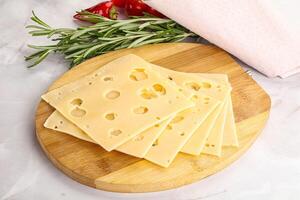 fatiado maasdam queijo com buracos foto