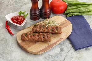 Kebab com carne servido cebola foto