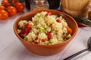 vegano cozinha cuscuz com legumes foto