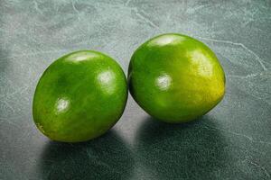 dois maduro verde exótico abacate fruta foto