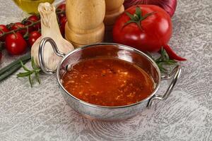 quente tomate sopa com picado frango foto