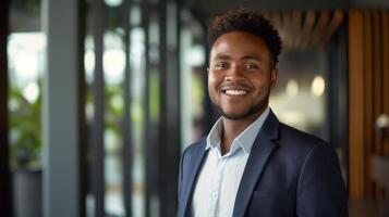 profissional homem de negocios sorridente dentro uma moderno escritório ambiente, representando corporativo diversidade e sucesso foto