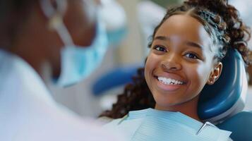 a jovem menina é feliz, sorridente dentro a dental cadeira, desfrutando a Diversão evento foto