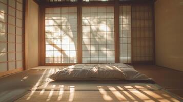 sereno manhã luz dentro tradicional japonês quarto com tatame tapetes e futon roupa de cama foto