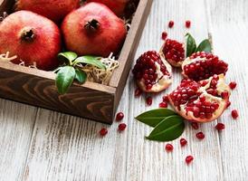 frutas maduras de romã foto