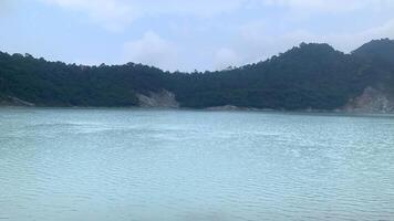 uma muito lindo cenário do uma lago foto