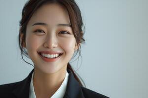 sorridente coreano o negócio mulher em uma luz fundo foto