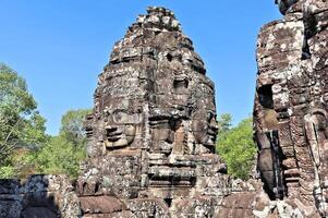 Bayon têmpora dentro Camboja, rostos do desconhecido divindades foto