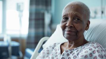 idosos africano americano mulher dentro hospital vestido relaxante dentro uma médico instalação - assistência médica, recuperação, e resiliência foto