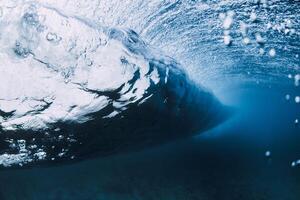 onda embaixo da agua. azul oceano dentro embaixo da agua. surfar mar onda foto