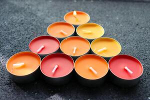 amarelo vermelho chá velas foto