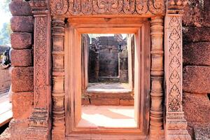 templos e esculturas dentro Camboja dentro a selva foto