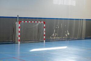 portão para mini futebol, futsal interior e handebol dentro moderno esporte quadra foto