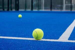 dois bolas dentro uma azul remo tênis tribunal, raquete Esportes conceito foto