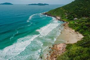 litoral com montanhas e azul oceano com ondas dentro brasil. aéreo Visão foto