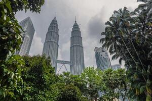 pode 25, 2024. Kuala Lumpur, Malásia. parque e Kuala lumpur arranha-céus em ensolarado dia. gêmeo torres dentro Centro. foto