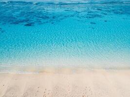 tropical de praia e cristal azul oceano. aéreo Visão do feriados de praia dentro Maldivas foto