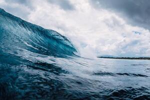 grande oceano azul aceno. quebra barril onda foto