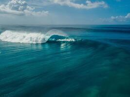 vítreo onda com barril dentro azul oceano. aéreo Visão foto