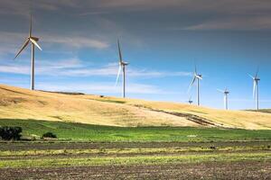 moinhos de vento para produção de energia elétrica foto