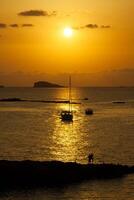 ibiza lindo pôr do sol dentro cala conta, Ibiza, perto san antonio foto