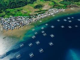 indonésio pescaria Cidade e pescaria barcos dentro oceano em Sumbawa ilha. cênico aéreo visualizar. foto