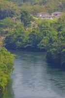 a aéreo Visão do a causado por barragem canal dentro da Tailândia nacional parque, com uma montanha a fundo. pássaro olho visualizar. foto