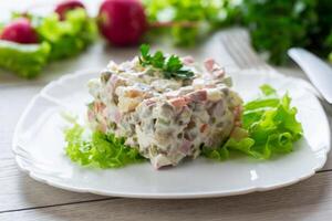 vegetal salada com fervido legumes e vestido com maionese foto