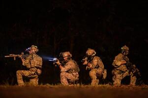 soldados dentro militares Operação às noite dentro soldados Treinamento foto