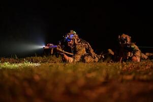 soldados dentro camuflar uniformes visando com seus rifles pronto para fogo durante militares Operação às noite soldados Treinamento dentro uma militares Operação foto