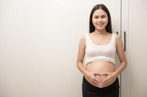 retrato do lindo grávida mulher, fertilidade infertilidade tratamento, fertilização in vitro, futuro maternidade conceito foto